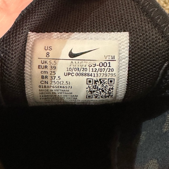 Nike Air Max 270 black sneakers in excellent shape. Size 8 - Picture 6 of 6